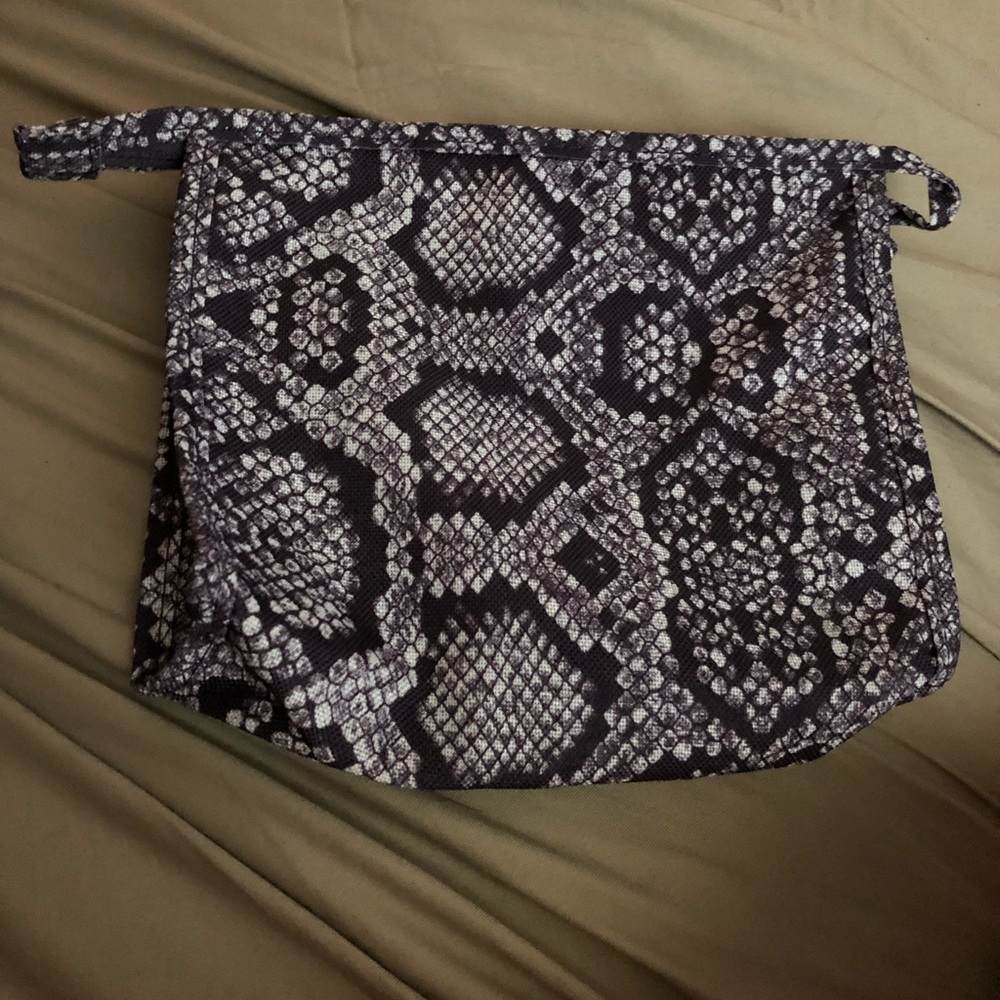 Estée Lauder pouch